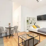 아파트 Cozy With Balcony And Free Garage By Renters