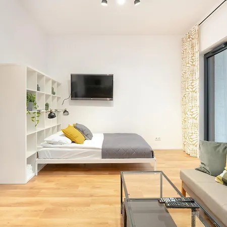 Cozy With Balcony And Free Garage By Renters 아파트 *