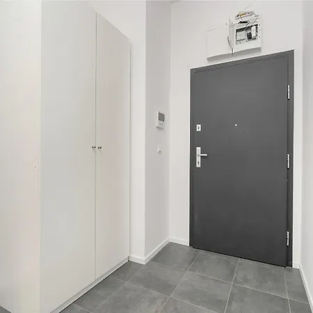 Appartamento Cozy With Balcony And Free Garage By Renters Poznań