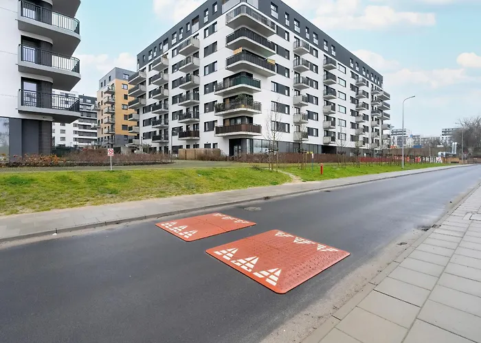 Cozy With Balcony And Free Garage By Renters Apartment